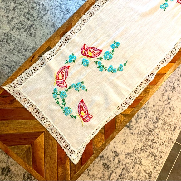 Vintage 1970’s Embroidered Dresser Scarf